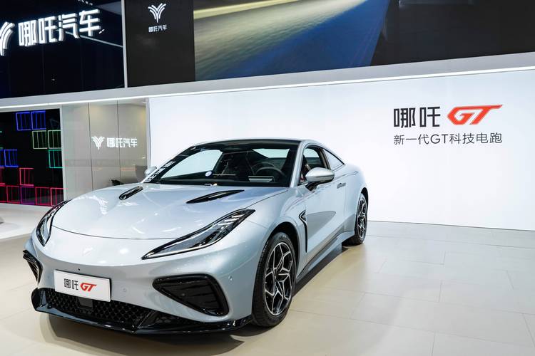 深圳48哪吒汽车在智能汽车领域的表现，领途汽车在新能源汽车市场中的影响力